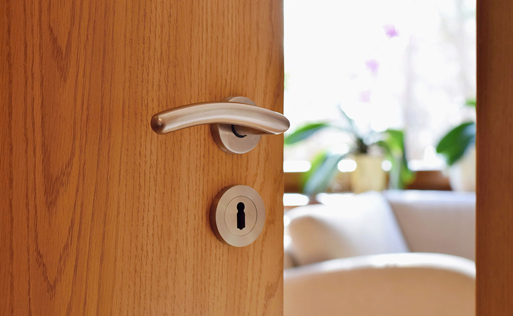 ¿Cómo hacer que la puerta de tu casa no se abra sola?